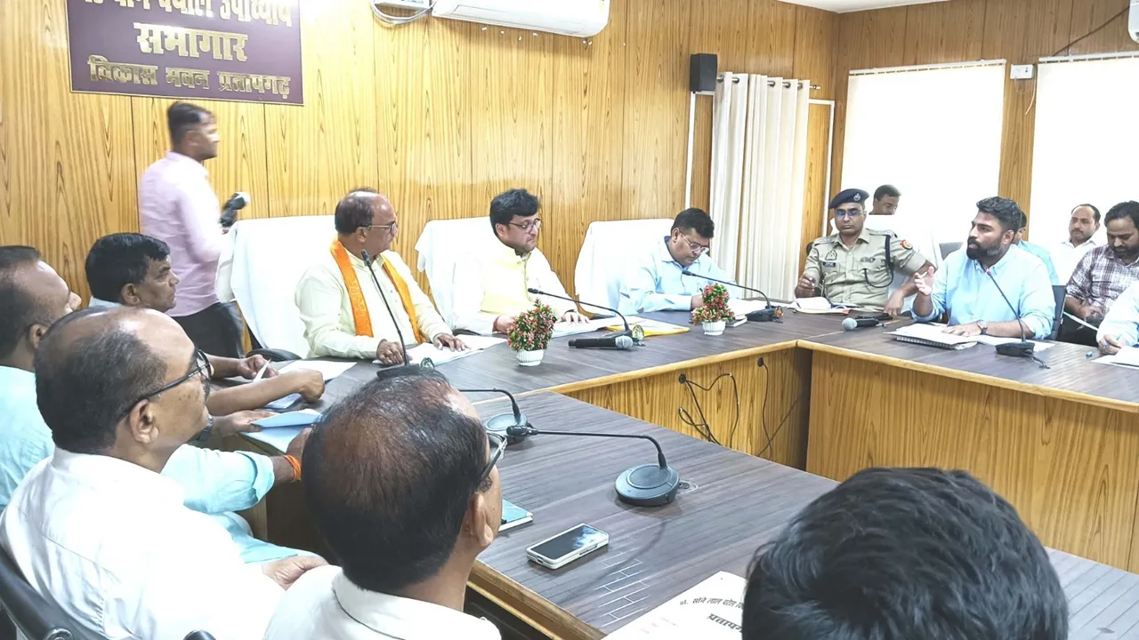 प्रतापगढ़: प्रधान और सचिव की मिलीभगत से आवास सूची से काट दिए जाते हैं पात्र लाभार्थियों के नाम, विधायक ने की शिकायत