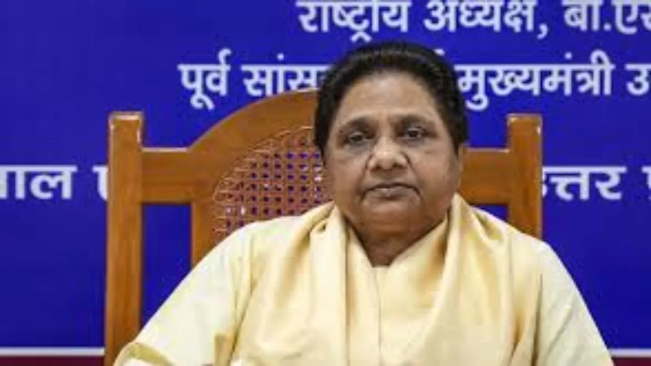 ‘सेंगोल’ विवाद पर मायावती ने सपा को घेरा, कहा-देश के मुद्दों पर केंद्र सरकार को घेरें 