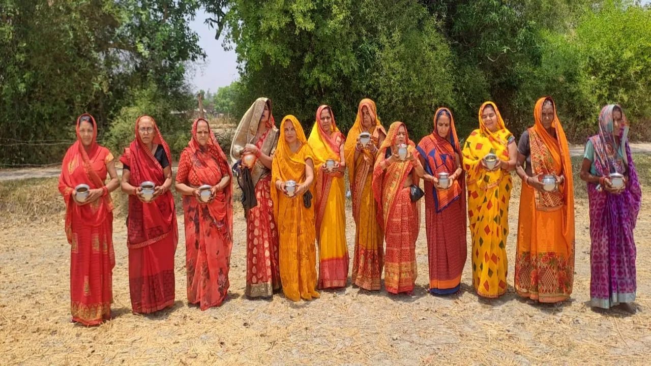 सुलतानपुर: तेज धूप से मुक्ति को महिलाओं ने सूर्य देव को दिया अर्घ्य, राहत के लिए की कामना 