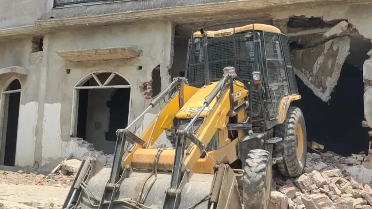Video: प्रयागराज में अतीक की फैमिली पर बुलडोजर एक्शन-अशरफ की पत्नी जैनब का आलीशान मकान ध्वस्त 