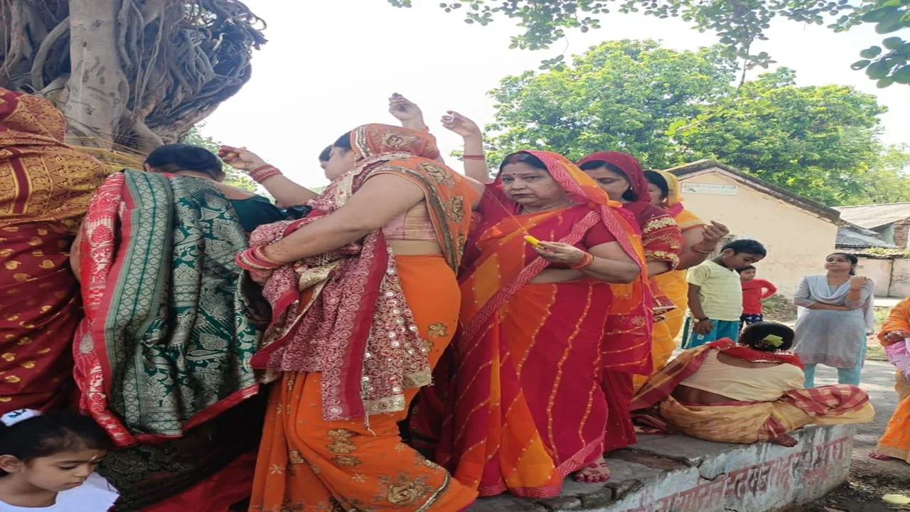 हरदोई: सुहागिनों ने रखा वट सावित्री व्रत, पति की लंबी आयु की कामना  