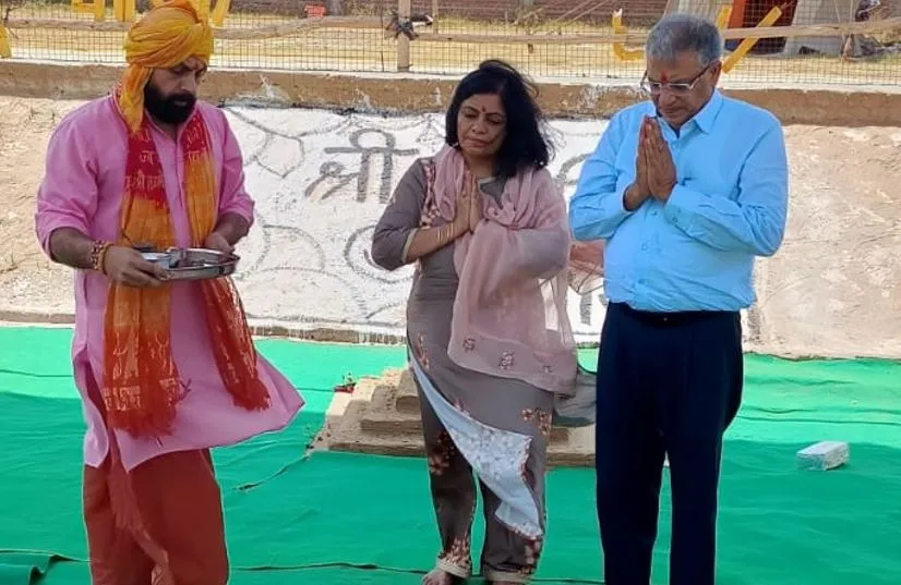 संभल: चुनाव आयुक्त ने श्री कल्कि धाम में गर्भगृह में किया दर्शन-पूजन