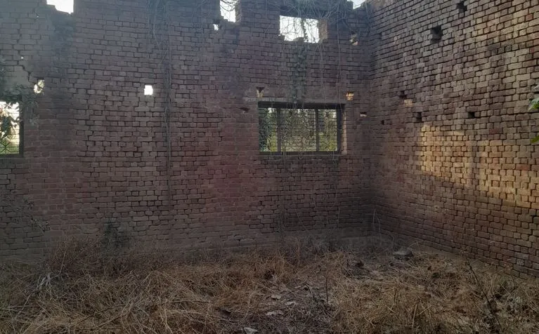 बरेली: गांवाें की समितियों के भवन हुए जर्जर, बैठने तक की जगह नहीं