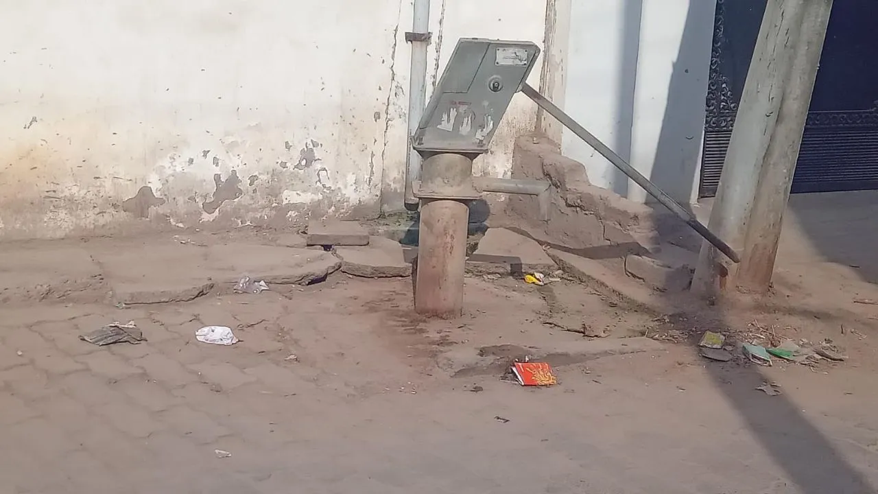 Unnao News: शहर में 400 से अधिक हैंडपंप खराब, पानी के लिए मचा त्राहिमाम...पालिका अफसर नहीं देते ध्यान, जनता हो रही परेशान