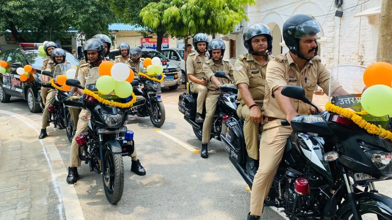 UP-112 मुख्यालय ने कानपुर कमिश्नरेट को दिए 11 PRV वाहन...पुलिस आयुक्त ने हरी झंडी दिखाकर किया रवाना