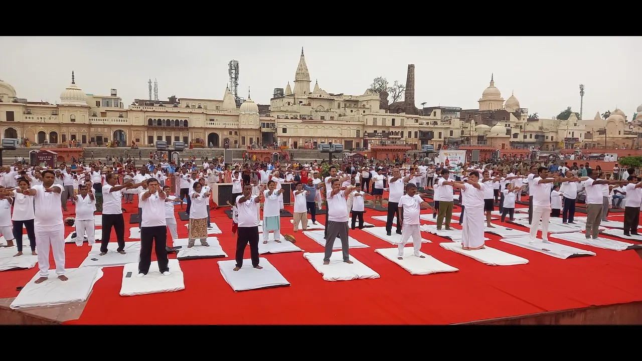  International Yoga Day: राम की पैड़ी पर हुआ मुख्य आयोजन,पूर्वजों की भारतीय चिकित्सकीय पद्धति है योग- मंत्री जयवीर सिंह