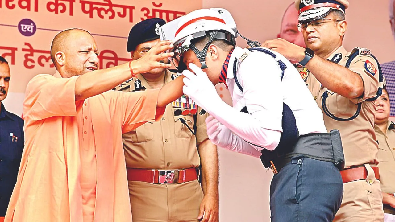 Kanpur: ट्रैफिक पुलिसकर्मियों को मिले AC हेलमेट...15 डिग्री सेल्सियस से कम बनाए रखेगा तापमान, 8 घंटे बिना रुके करेगा काम