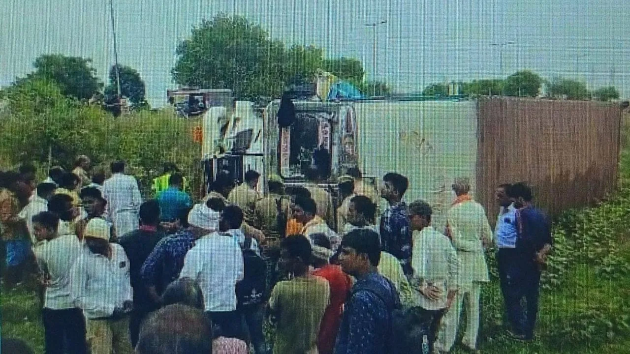 Auraiya Accident: स्टेरिंग फेल होने से कंटेनर डिवाइडर से टकराकर पलटा, ड्राइवर की दबकर मौत
