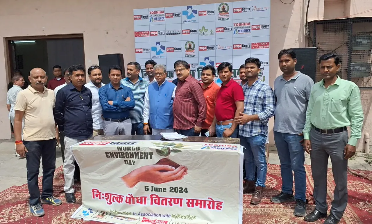 बरेली: अमृत विचार के पौधा वितरण कार्यक्रम में शामिल हुए वन मंत्री, कार्यालय पर पौधे बांटकर लोगों को किया जागरूक
