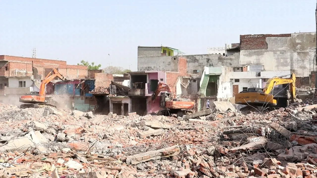 लखनऊ: अकबरनगर में ध्वस्तीकरण की कार्रवाई लगातार चौथे दिन भी जारी, 312 मकान हुए जमींदोज