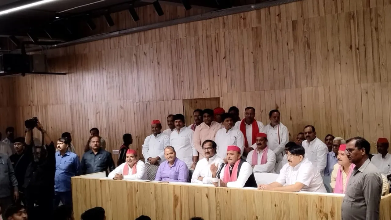 UP: करहल विधानसभा से अखिलेश यादव जल्द देंगे इस्तीफा, बोले- 2024 का संसदीय चुनाव जनता के मुद्दों की जीत का चुनाव रहा 