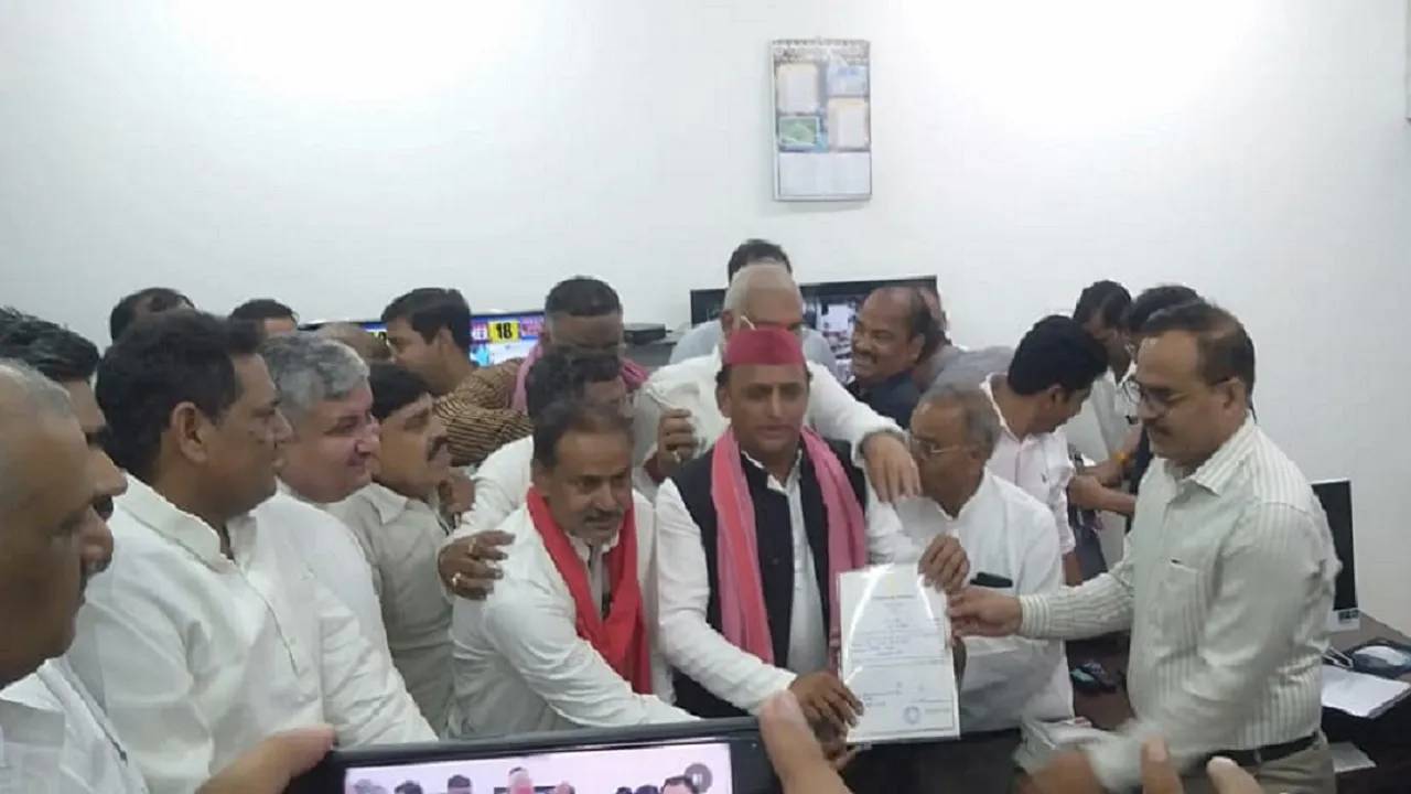 Kannauj: कन्नौज में अखिलेश यादव ने कलेक्ट्रेट पहुंचकर जीत का लिया प्रमाण पत्र...सुब्रत पाठक को भारी मतों से दी मात