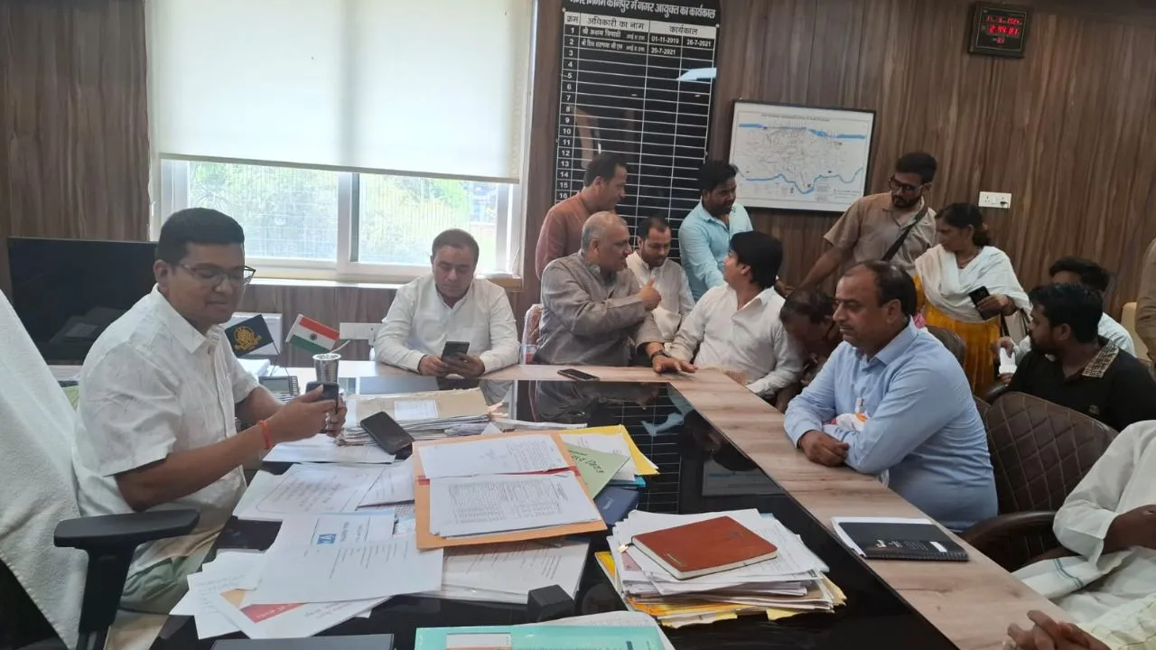Kanpur: बहुत सारे काम कराने हैं, समस्याओं को दूर करिये बस...सपा MLA ने नगर आयुक्त को सौंपा ज्ञापन, गिनाई ये समस्याएं