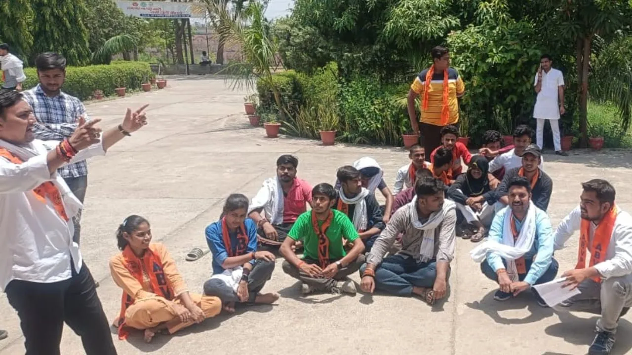 Auraiya News: नीट परिक्षा परिणाम और धांधली से छात्र नाराज...जिला मुख्यालय पहुंचकर ABVP छात्रों ने किया हंगामा 