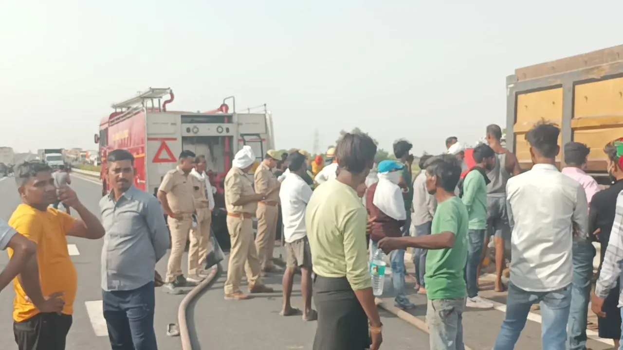 Auraiya News: टायर फटने से डंपर मे लगी आग...ड्राइवर की जिंदा जलने से मौत व क्लीनर घायल, ग्रामीणों ने लगाया जाम