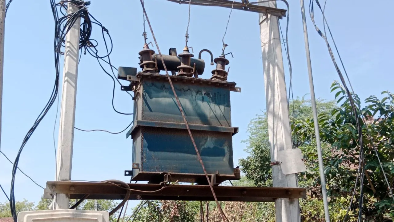 Auraiya News: ट्रांसफॉर्मर में फाल्ट आने से 100 घरों की बिजली 15 घंटे तक रही गुल...भीषण गर्मी में अंधेरे में लोग परेशान