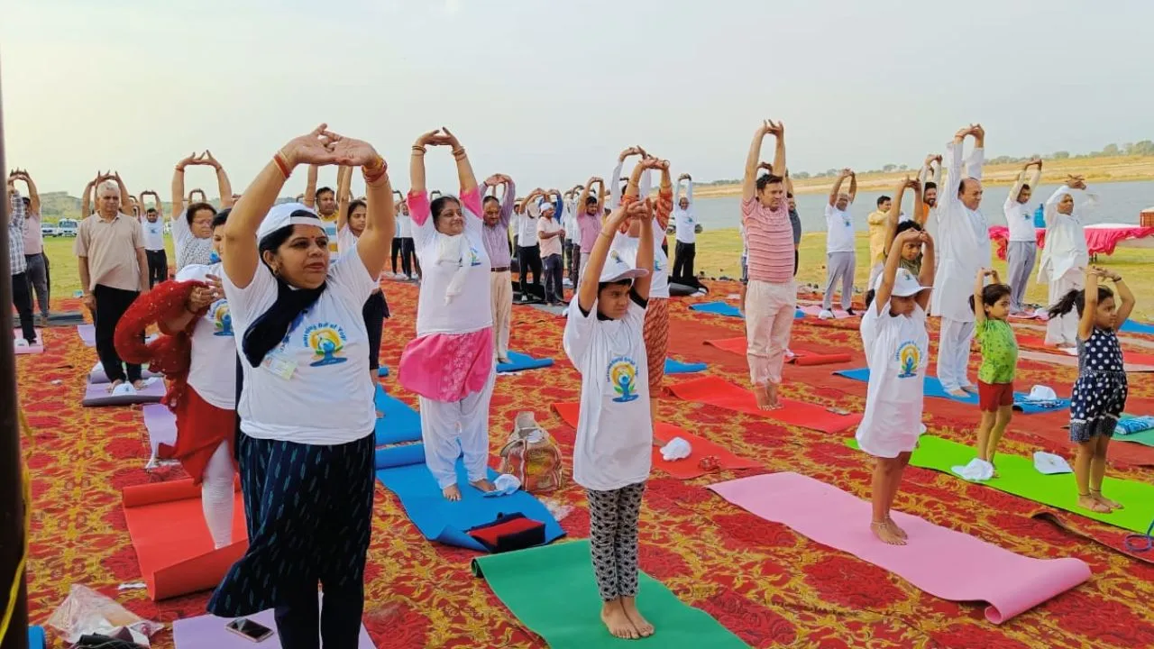 Auraiya News: यमुना तट पर हुआ दिव्य यमुना आरती का आयोजन, योगाभ्यास का भी हुआ आयोजन