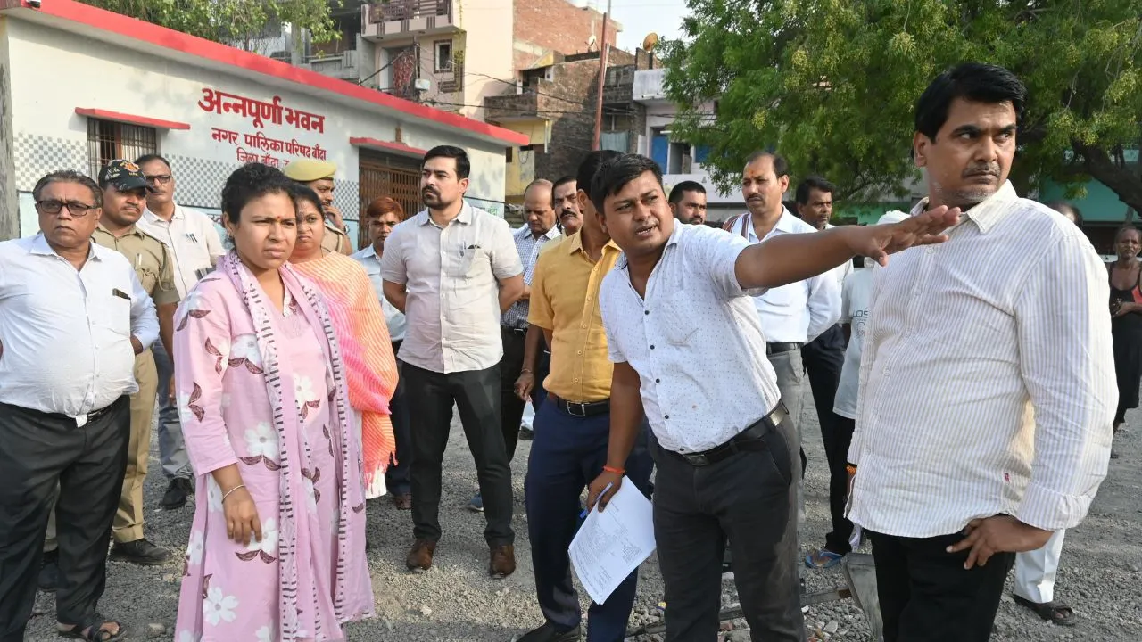 Banda: छाबी तालाब खुदाई की सुस्त रफ्तार...DM का चढ़ा पारा, औचक निरीक्षण के दौरान जमकर लगाई फटकार