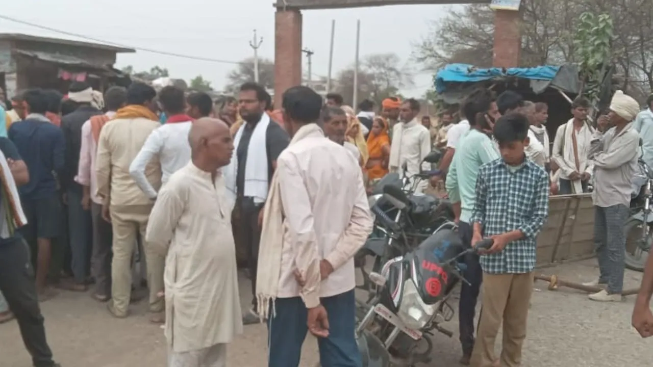 Banda News: 11000 लाइन की चपेट में आने से संविदा लाइनमैन की मौत...गुस्साए परिजनों ने लगाया जाम   