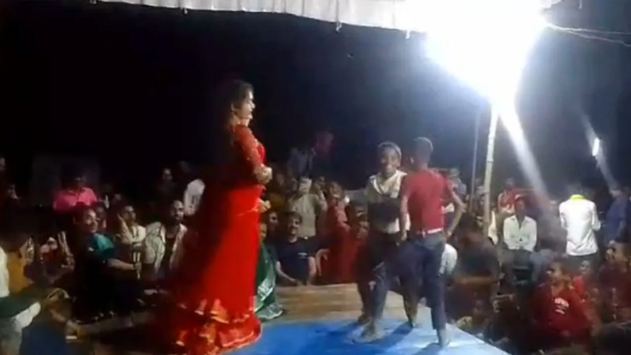 Fatehpur News: बिना परमिशन कराया गया बार-बालाओं का डांस...धारा-144 लागू होने के बाद भी कार्यक्रम में बुलाई गई भीड़  
