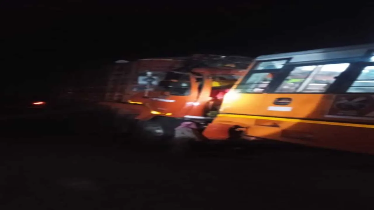 सुलतानपुरः रोड़वेज बस से टकराई डीसीएम, चालक की मौत 