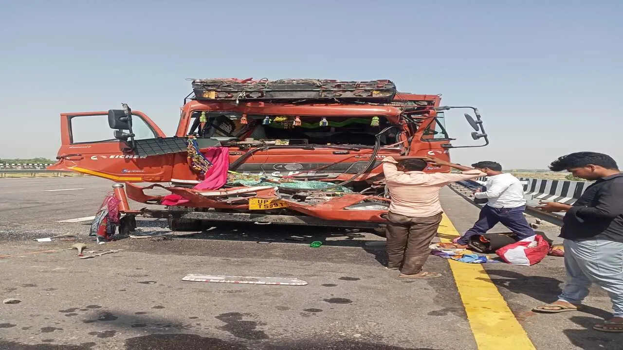 बाराबंकी: बस से टकराई डीसीएम, चालक की मौत 