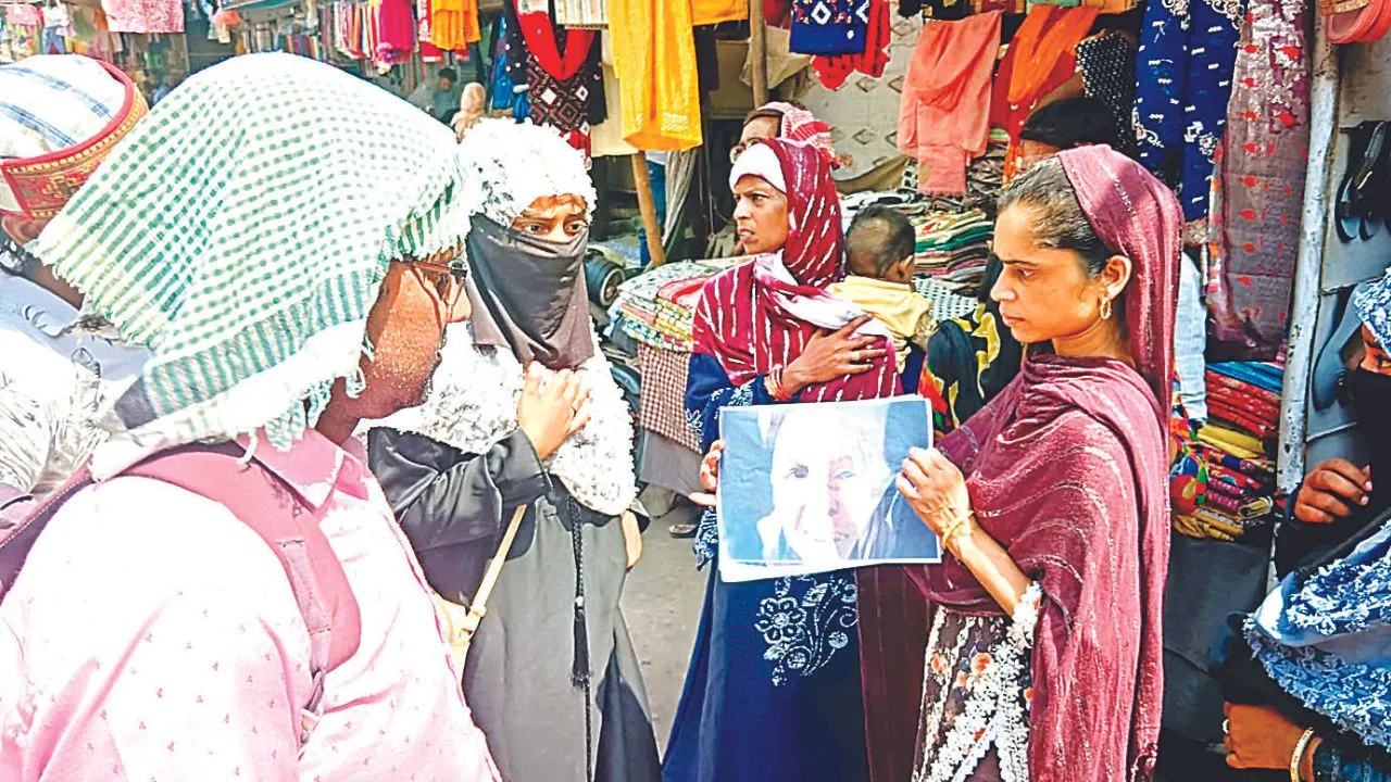 Kanpur: मेरा बच्चा लौटा दो बस, नहीं करूंगा कानूनी कार्रवाई...माता-पिता हाथों में अपहरणकर्ता महिला का पोस्टर लेकर गली-गली घूम रहे