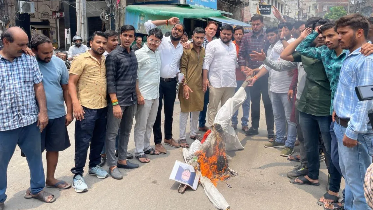 Kanpur: भाजपा कार्यकर्ताओं ने ओवैसी का फूंका पुतला; संसद में लगाए गए जय फिलिस्तीन के नारे की घोर निंदा की, बोले- सार्वजनिक रूप से मांगनी चाहिए माफी