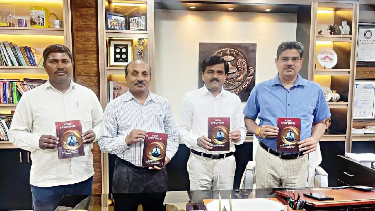  एलयू के योग एंड अल्टरनेटिव मेडिसिन के को-आर्डिनेटर की योग स्पेक्ट्रम बुक लॉन्ज, वीसी ने किया विमोचन