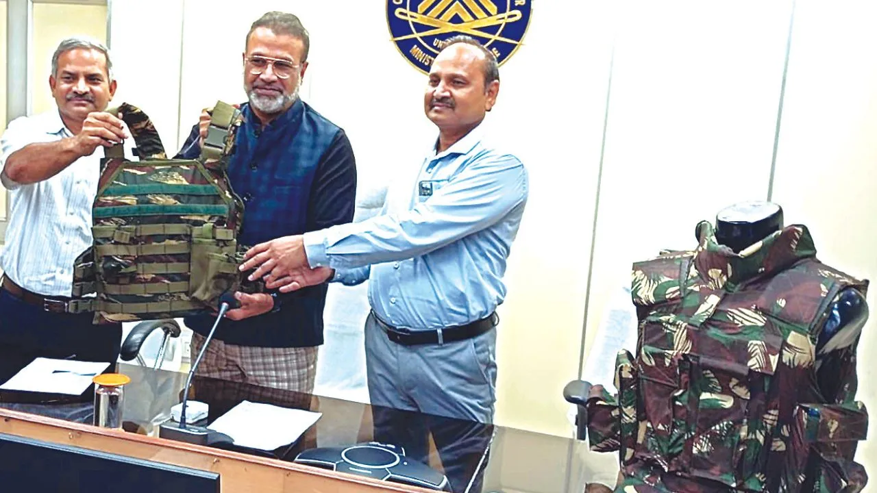 Kanpur: OEF ने बनाई सबसे हल्की बुलेट प्रूफ जैकेट...रिवाल्वर, एके-47 व एसएलआर की गोलियां रहेंगी बेअसर, कीमत जानकर हो जाएंगे हैरान