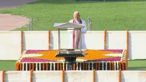 शपथ ग्रहण से पहले मोदी ने महात्मा गांधी स्मारक पर की श्रद्धांजलि अर्पित