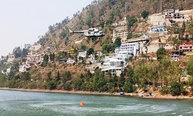 हल्द्वानी: वायु सेना का MI17 हेलिकॉप्टर डाल रहा बिनसर के जंगल में फैली आग पर पानी