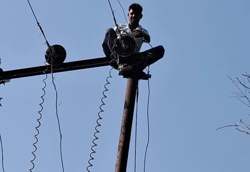 बरेली: 33 केवी लाइन में फाल्ट से जाफरपुर सब स्टेशन ठप, 17 घंटे गर्मी में उबले 160 गांवों के लोग