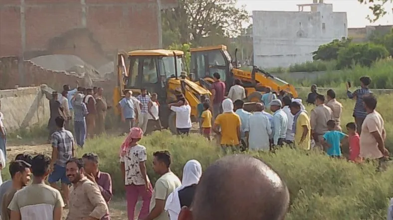 बरेली: नाले से कब्जा हटाने गई पालिका और तहसील की टीम से नोकझोंक