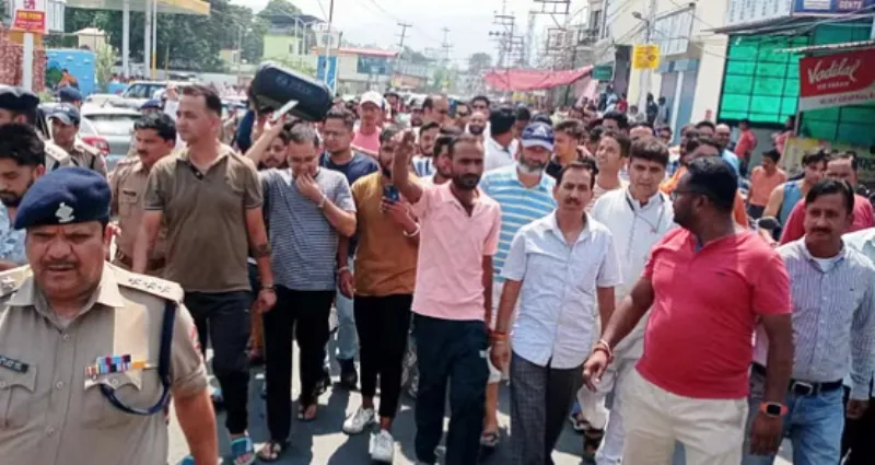 देहरादून: रायपुर गोलीकांड को लेकर लोगों में फूटा आक्रोश, आरोपियों के घर बुलडोजर चलाने की मांग 