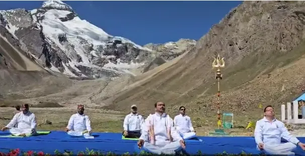 धारचूला:  मुख्यमंत्री पुष्कर सिंह धामी ने आदि कैलाश में किया योग