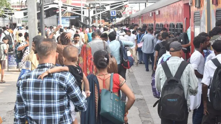 बरेली: दो जगह ब्लॉक ने बढ़ाई यात्रियों की परेशानी, एक दर्जन ट्रेनें हुईं लेट