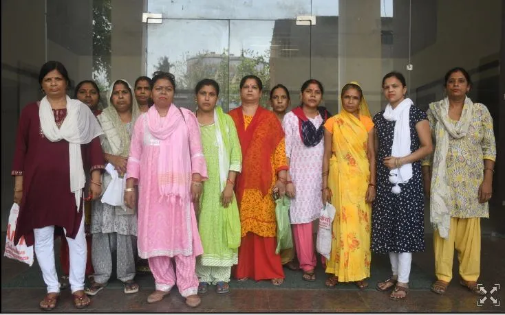 बरेली: रहपुरा चौधरी में बंदरों का आतंक, महिलाओं ने नगर आयुक्त को सौंपा ज्ञापन