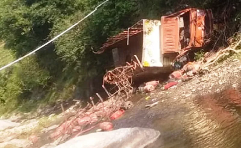 हल्द्वानी: सिलेंडर से लदा एक ट्रक नदी में गिरा, चालक और क्लीनर की हुई मौत