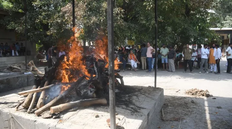 बरेली: बुजुर्गों पर टूटा गर्मी का कहर...श्मशानों पर लगीं कतारें, कोरोना का भयावह दौर आया याद