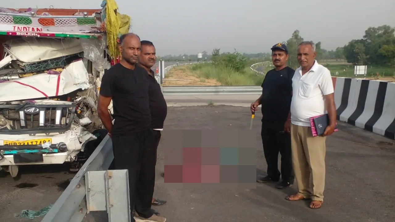 सुलतानपुर: पूर्वांचल एक्सप्रेसवे पर सब्जी से भरी पिकअप पानी के टैंकर से टकराई, परिचालक की मौत 