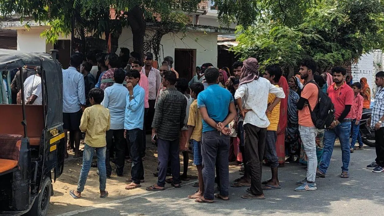 महराजगंज: घर में फंदे से लटकता मिला मां-बेटे का शव, इलाके में सनसनी, जांच में जुटी पुलिस