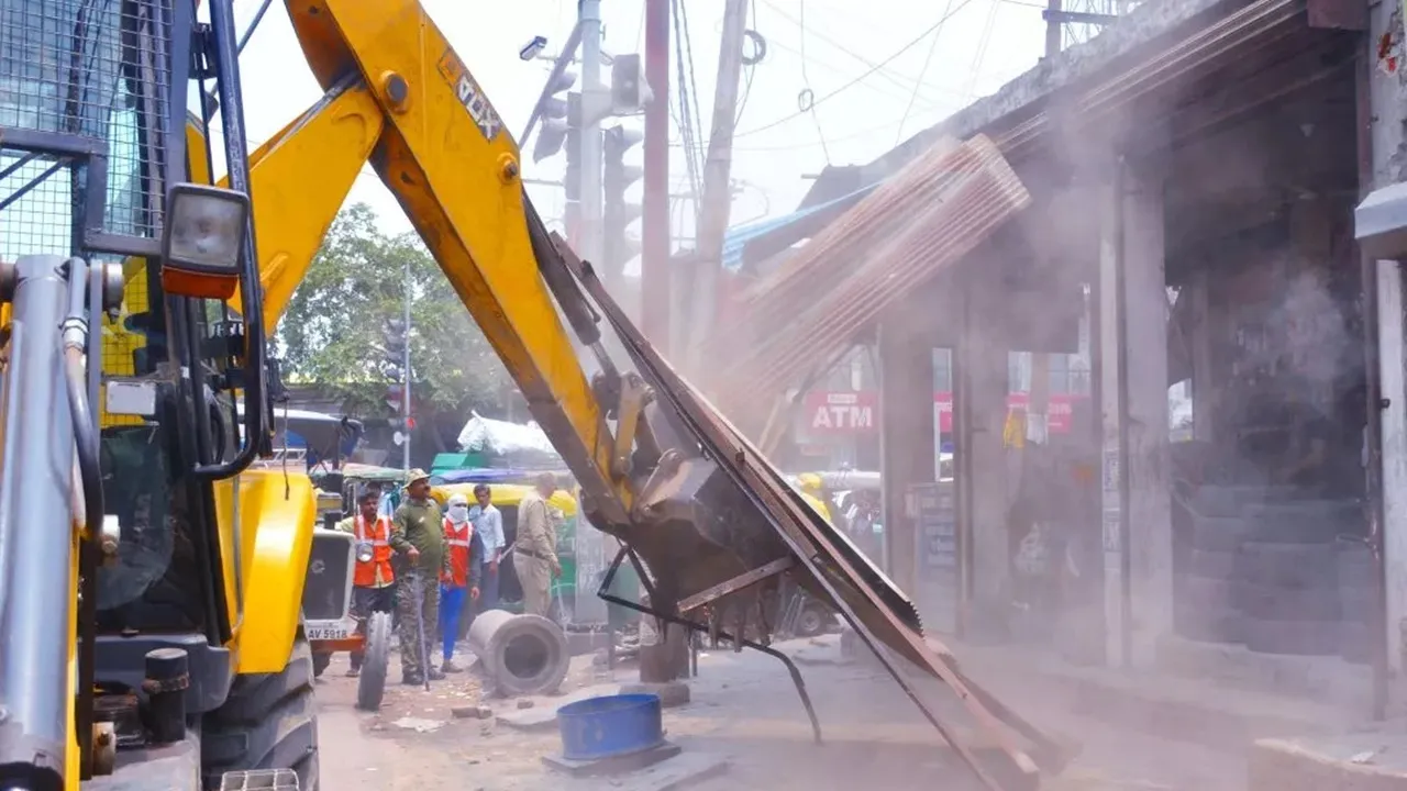 लखनऊ: छावनी बना अकबरनगर, ध्वस्तीकरण अभियान शुरू, इमारतों पर सुबह से चलाने लगा बुलडोजर 