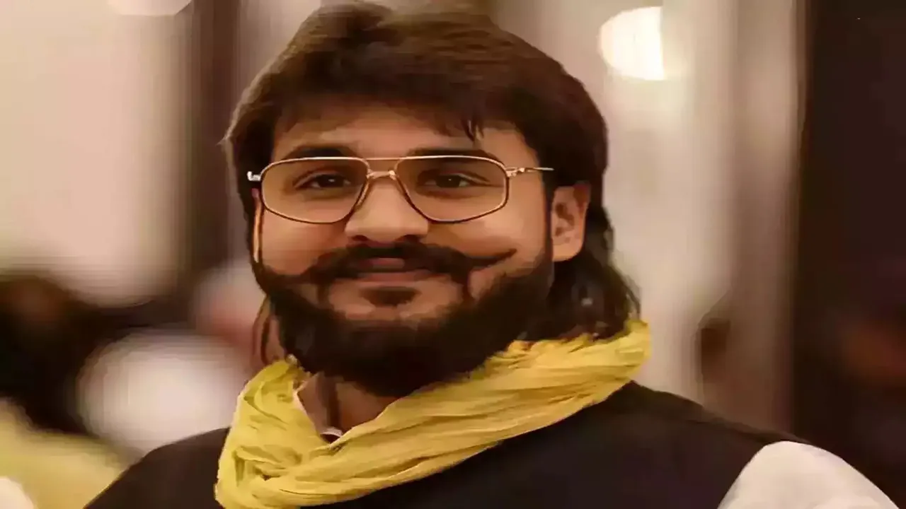 गाजीपुर: पिता की प्रार्थना सभा के लिए पैतृक आवास पहुंचे अब्बास अंसारी, चालिसवां कार्यक्रम में हुए शामिल  