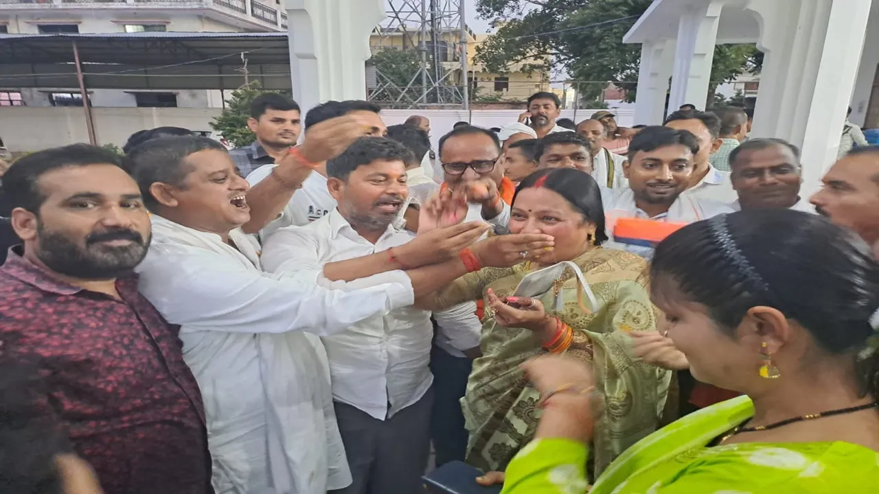 राजा भैया के मंत्री बनते ही जश्न में डूबा गोंडा, समर्थकों ने मिठाई बांटकर साझा की खुशी