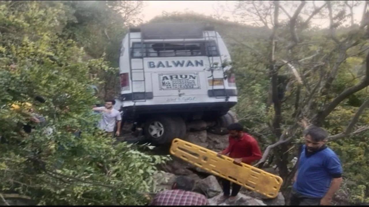 जिलाधिकारी ने दुर्घटना में घायलों की मदद के लिए बलरामपुर से दो अधिकारियों को जम्मू किया रवाना