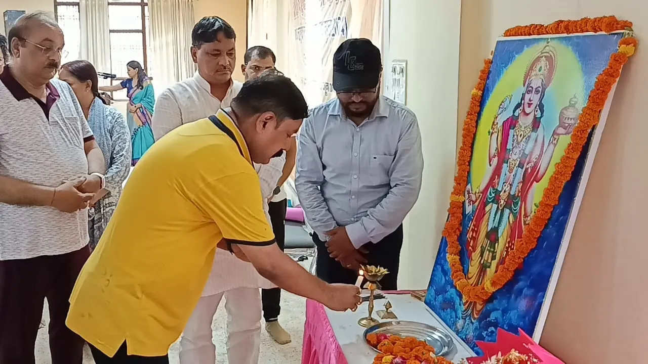 योग दिमाग व शरीर की एकता का है प्रतीक: श्याम सुंदर वर्मा