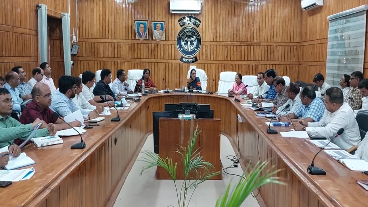 बहराइच: डीएम ने की बड़ी कार्रवाई, सीएमओ समेत 14 अधीक्षक और डीपीएम का रोका वेतन, जानें वजह