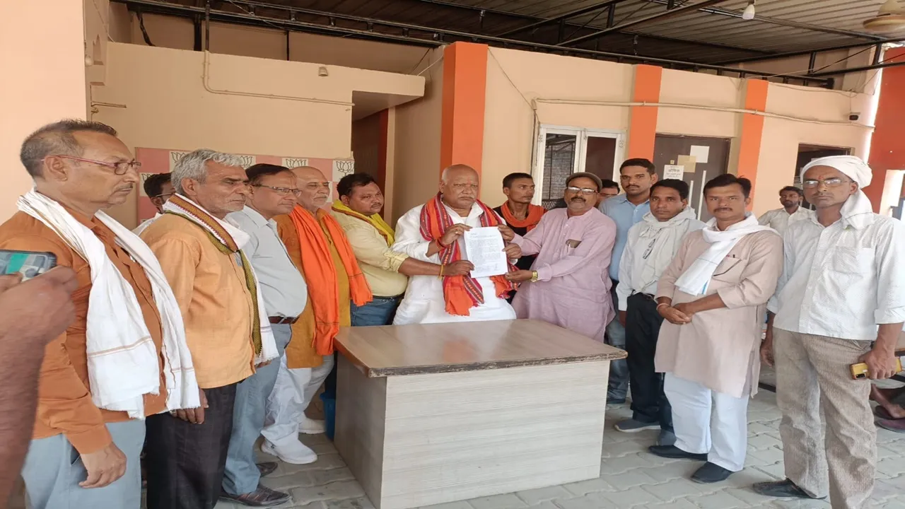 अयोध्या: रेलवे विस्तारीकरण को लेकर पूर्व सांसद लल्लू सिंह से मिले पीड़ित