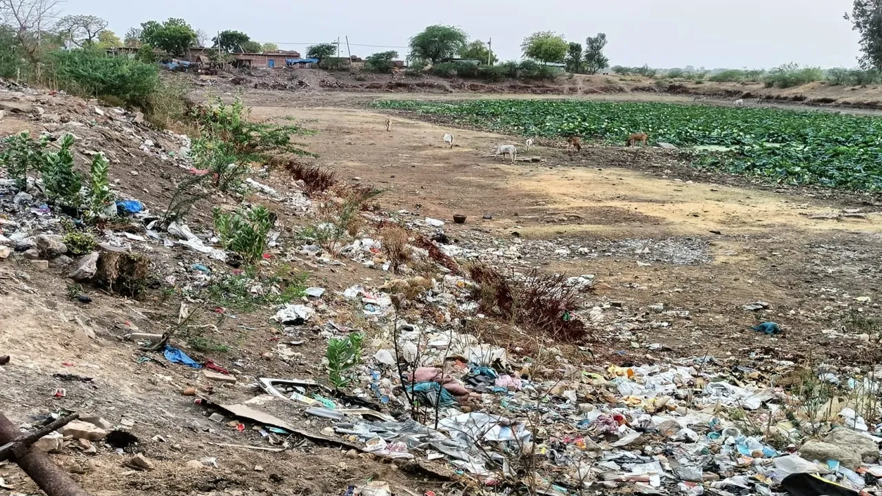 अमृत सरोवर योजना: अभिलेखों में भरा पानी, हकीकत में कूड़े से पटा तालाब, तड़प रहे मवेशी